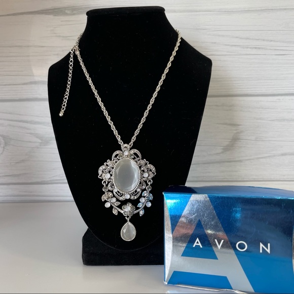 Vintage Avon Silver tone Rhinestone Medallion necklace. - Picture 2 of 2